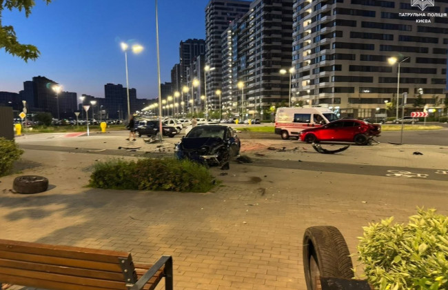 У Києві підліток взяв без дозволу ключі від Tesla і розгромив припарковані авто у дворі
