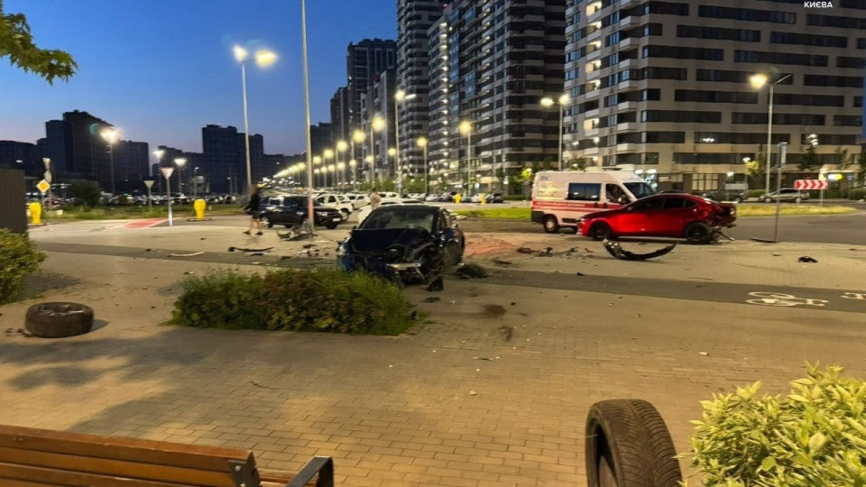 In Kyiv, a teenager took Tesla keys without permission and smashed parked cars in the yard
