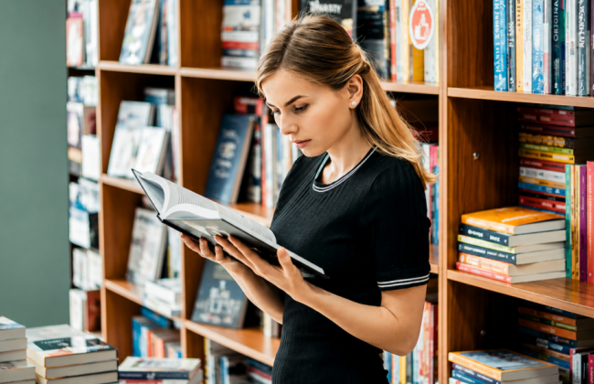 Цена на одну и ту же книгу может кардинально отличаться — появится ли закон о фиксированной стоимости изданий