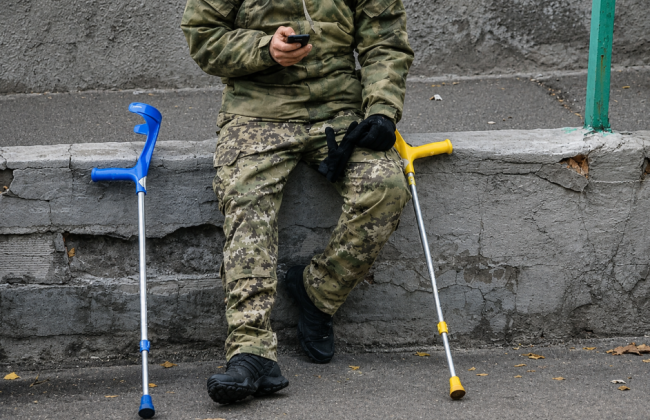 Военнослужащий может годами лечиться после ранения, но выплаты предусмотрены только на год: какие изменения предлагают