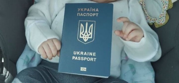 How to Obtain the First Foreign Passport for a Child Born Abroad – List of Documents and Nuances