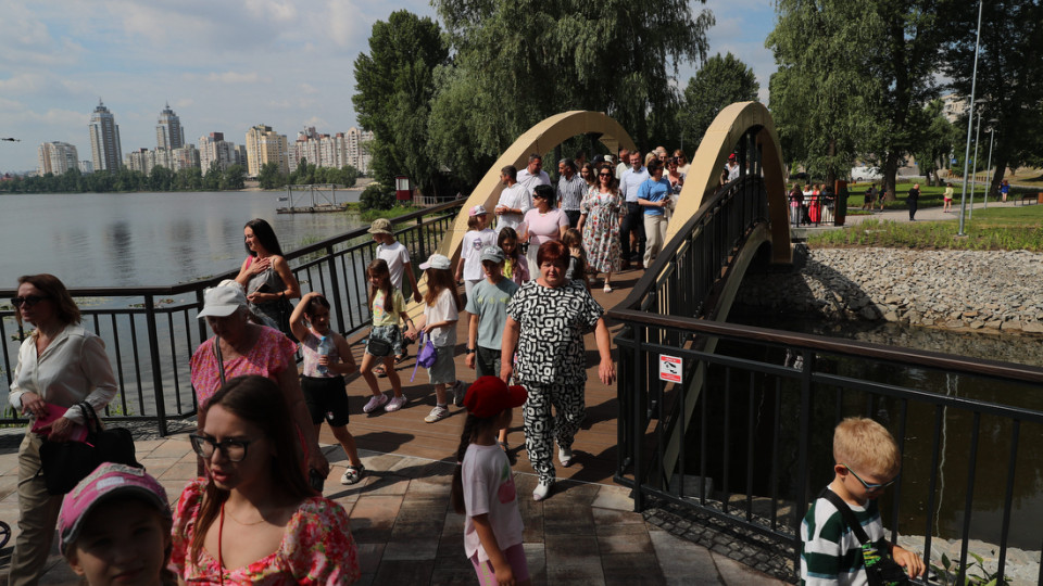 Vilnius Square and a New Pedestrian Bridge Opened in Obolon, Kyiv – Photos
