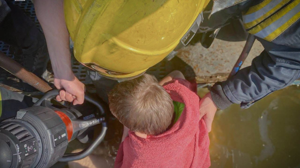 In Kyiv region, a child got their leg stuck in a metal structure in the river while swimming