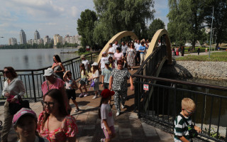 На Оболони в Киеве открыли Вильнюсский сквер и новый пешеходный мост — фото
