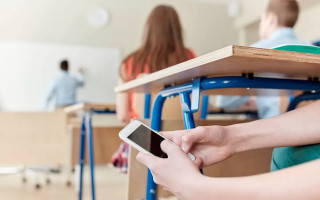 У Чехії планують повну заборону телефонів у школах на уроках і перервах