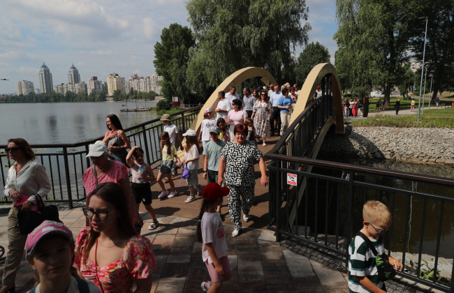 На Оболони в Киеве открыли Вильнюсский сквер и новый пешеходный мост — фото