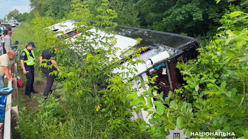 A tourist bus traveling from Kyiv to Bulgaria overturned in Khmelnytskyi region – 54 passengers were on board