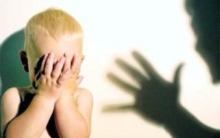 В Каменском 7-летнего мальчика нашли прикованным цепью к батарее — мать подозревают в жестоком обращении