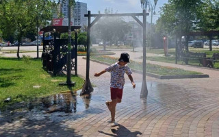 В Киеве устанавливают рамки-распылители воды для борьбы с жарой