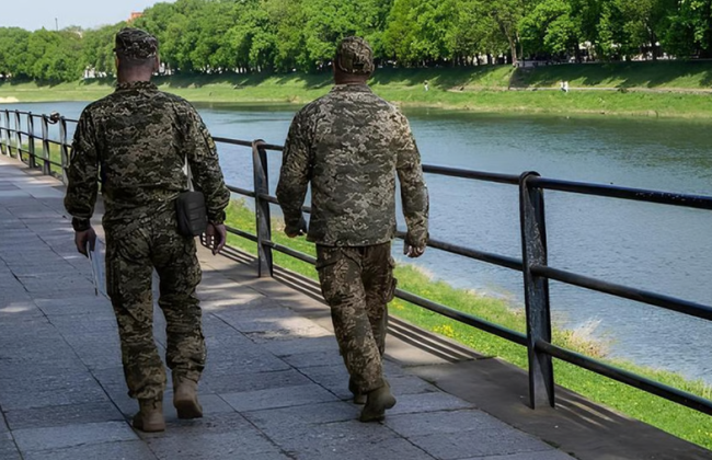 В Харькове мужчина с ножом напал на представителей ТЦК: есть погибший и раненый