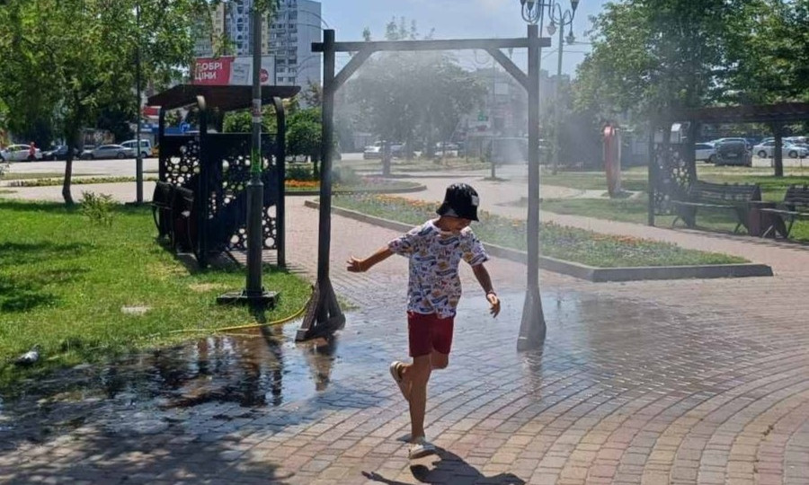 В Киеве устанавливают рамки-распылители воды для борьбы с жарой