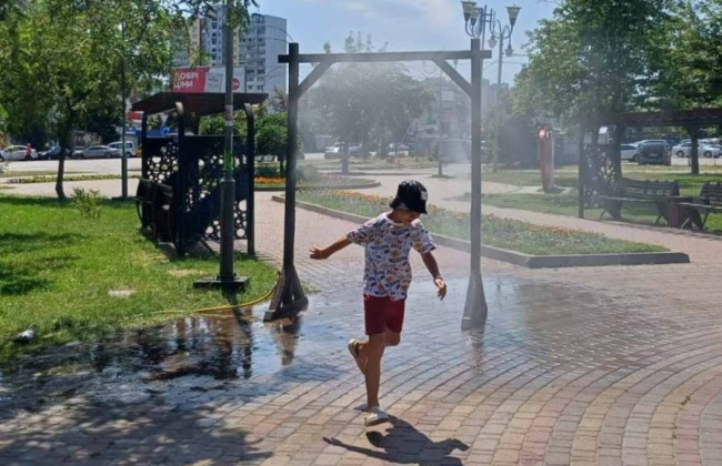 В Киеве устанавливают рамки-распылители воды для борьбы с жарой