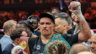 Александр Усик отказался от чемпионских поясов, но готовится провести еще один бой