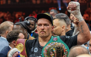 Александр Усик отказался от чемпионских поясов, но готовится провести еще один бой
