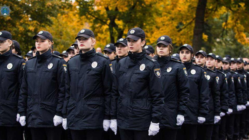 A badge with an individual number and blood type is added to police uniforms