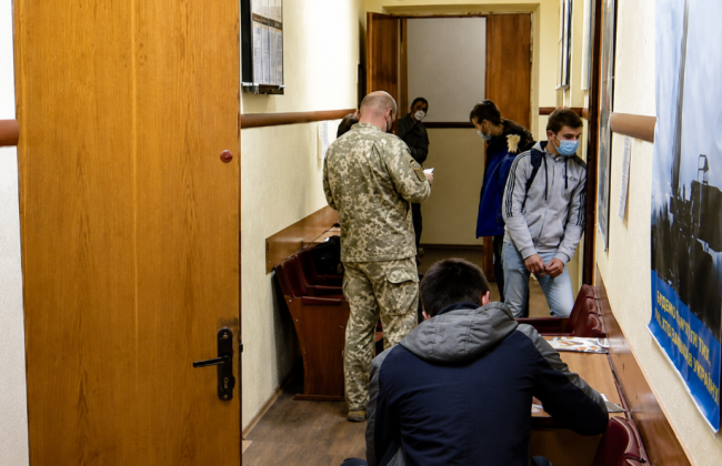 ТЦК требовал личной явки от мужчины, которого ВВК признала непригодным к военной службе, — что сказал суд