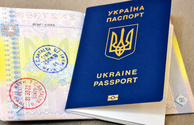 Оформлення закордонного паспорта: хто отримає документ на 4 роки, а хто — на 10