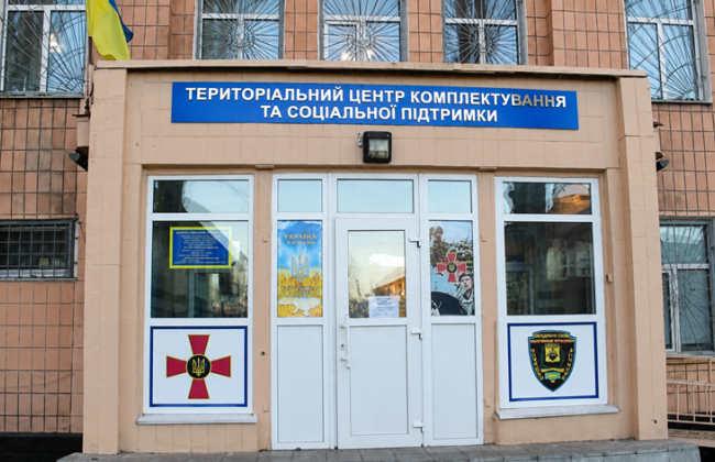 На Житомирщині військовослужбовець ударив поліцейського біля ТЦК, коли туди доставили його сина: рішення суду