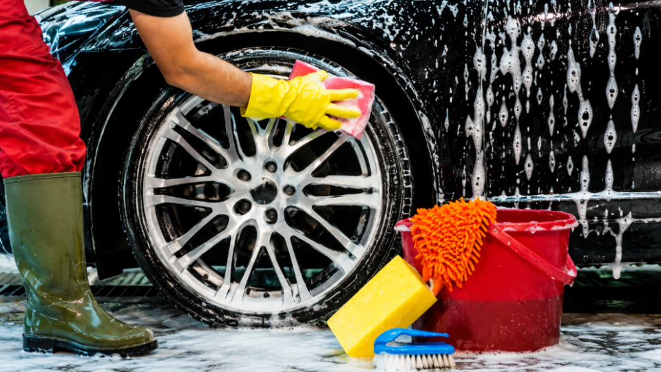You can be fined for washing a car near a river: a common driver mistake