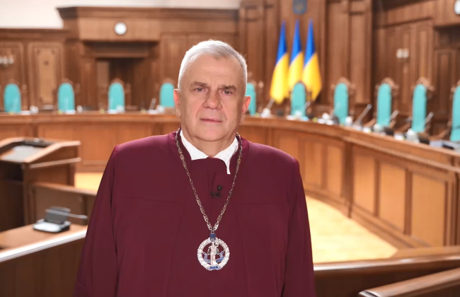 Исполняющий обязанности Председателя КСУ Александр Петришин поздравил украинцев с Днем Конституции Украины