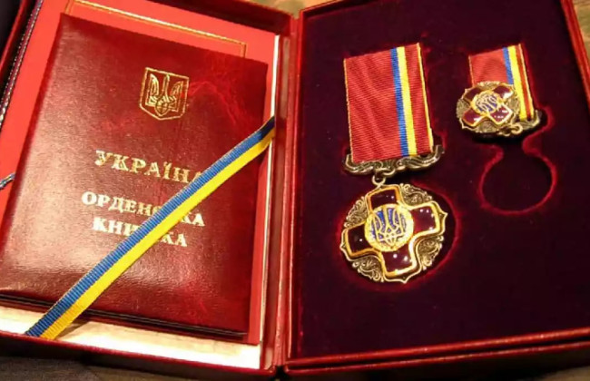 Владимир Зеленский наградил государственными наградами десятки украинцев по случаю Дня Конституции: полный список