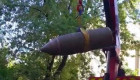 В Киеве взрывотехники изъяли боевую часть ракеты, упавшую возле многоэтажного дома — фото