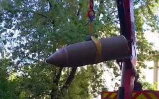 В Киеве взрывотехники изъяли боевую часть ракеты, упавшую возле многоэтажного дома — фото
