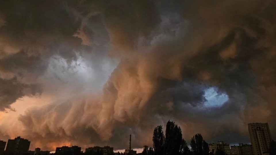 The sky over Kyiv turned into a giant cloud wave, photos and videos