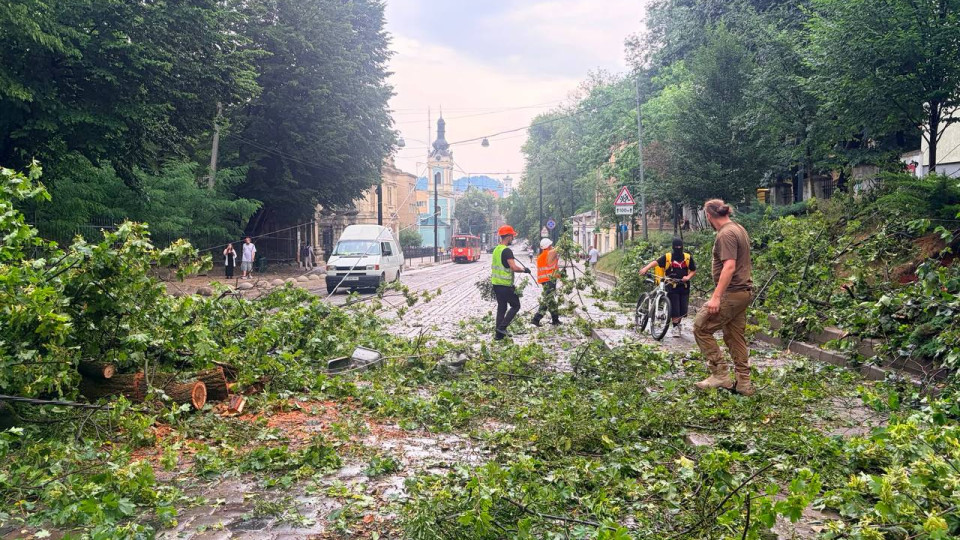 Шквальний вітер у Львові перекинув лавку через багатоповерхівку, відео