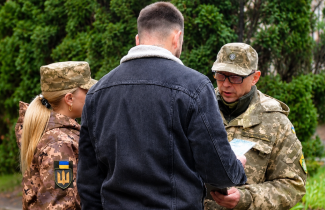 Мужчина заявил, что его отсрочку отменили незаконно, а в розыск объявили за 26 минут до времени явки по повестке: что решил суд