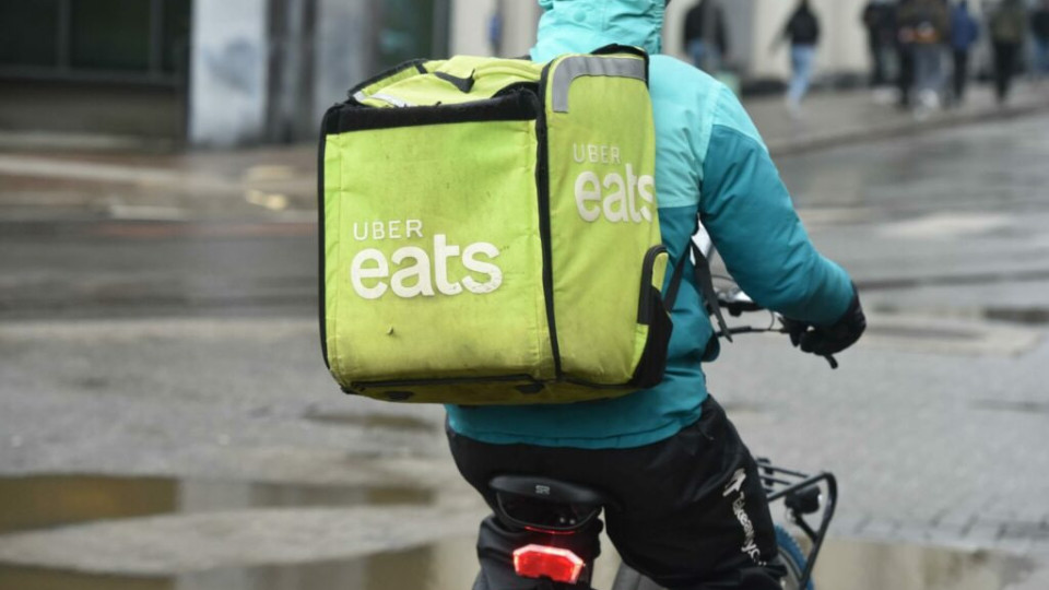 Суд в Бельгии признал курьеров Uber Eats самозанятыми: компания выиграла дело о статусе работников