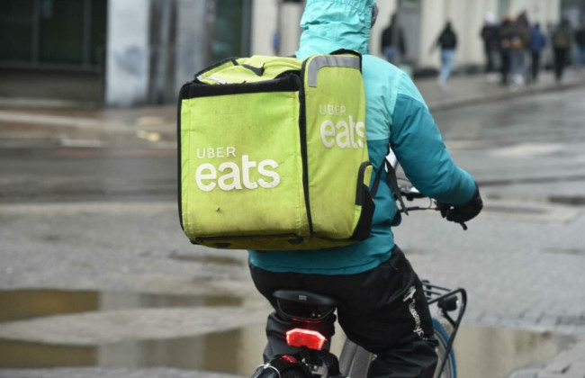 Суд в Бельгии признал курьеров Uber Eats самозанятыми: компания выиграла дело о статусе работников