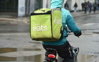 Суд у Бельгії визнав кур’єрів Uber Eats самозайнятими: компанія виграла справу про статус працівників