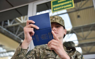 Батько-одинак може виїхати за кордон і без дітей: що для цього потрібно