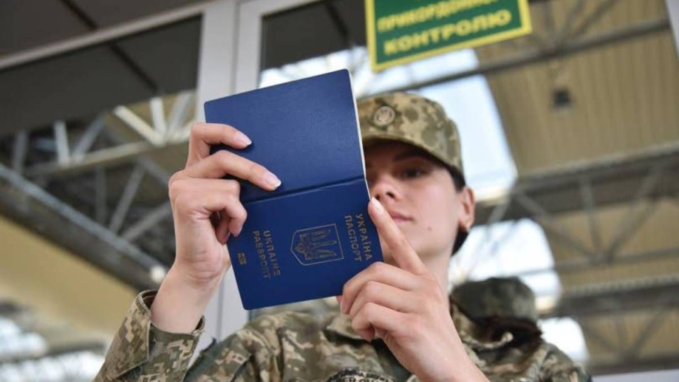 Батько-одинак може виїхати за кордон і без дітей: що для цього потрібно