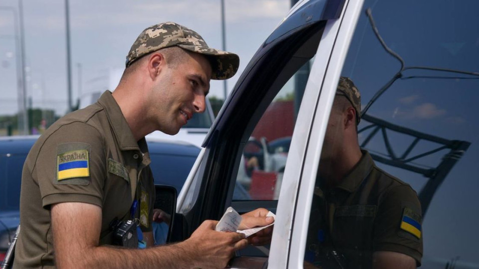 How Reserved Employees Can Travel Abroad on Vacation During Martial Law