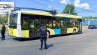 У Львові зупинили рух тролейбуса через «гранату» на дорозі