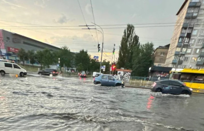 Непогода в Киевской области: Вышгород ушел под воду, в Киеве объявлен I уровень опасности — видео