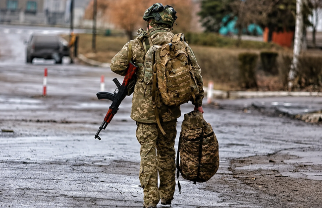 Мать нуждается в постоянном уходе, но есть тетка и бабушка: станет ли это основанием для отказа военнослужащему в увольнении