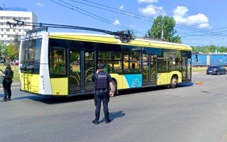 Во Львове остановили движение троллейбуса из-за «гранаты» на дороге
