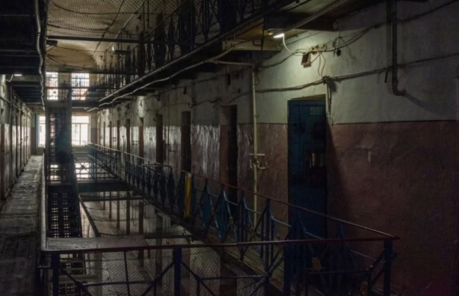 Камеру терміново перефарбували, а відеозаписи зникли: в Одеському СІЗО розслідують ймовірне катування ув'язненого