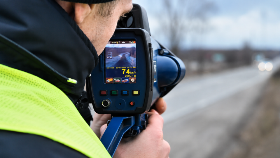 A police officer cannot hold TruCAM in hands — driver managed to cancel speeding fine through court