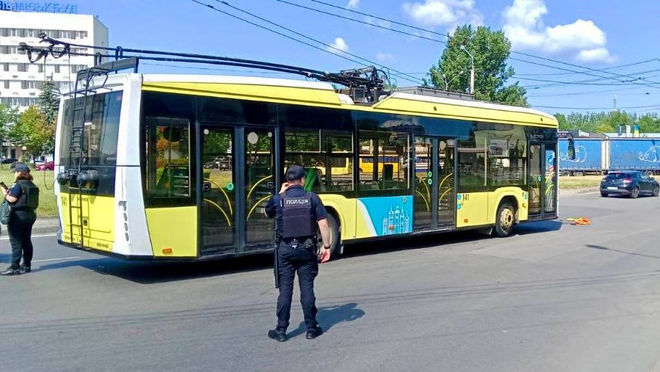 У Львові зупинили рух тролейбуса через «гранату» на дорозі