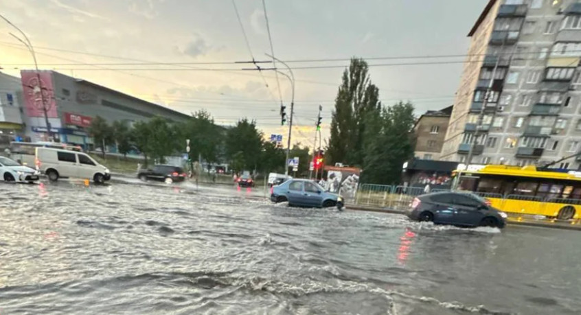 Bad weather in Kyiv region: Vyshhorod flooded, level I danger declared in Kyiv — video