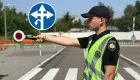 За ігнорування сигналів регулювальника водіям загрожує штраф 510 грн: що потрібно знати