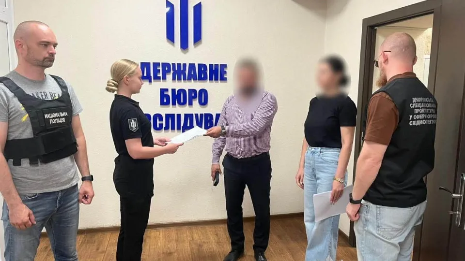 В Днепропетровской области разоблачили сотрудников ГМС, которые за 10 тысяч долларов переправляли уклонистов под видом выдворения иностранцев за границу