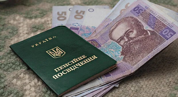 Пенсія за віком замість пенсії по інвалідності: чи потрібно отримувати нове посвідчення