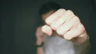 Верховный Суд признал внезапное нападение основанием для необходимой обороны: дело переквалифицировали, а мужчину освободили от ответственности