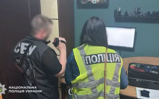 В Киеве адвокат и помощник судьи за 3 500 долларов обещали «решить» наследственное дело