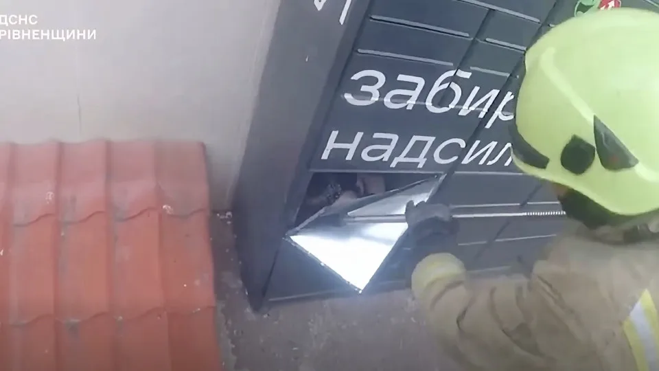 В Ровно 15-летняя девушка застряла в почтомате Новой почты — освобождали спасатели ГСЧС